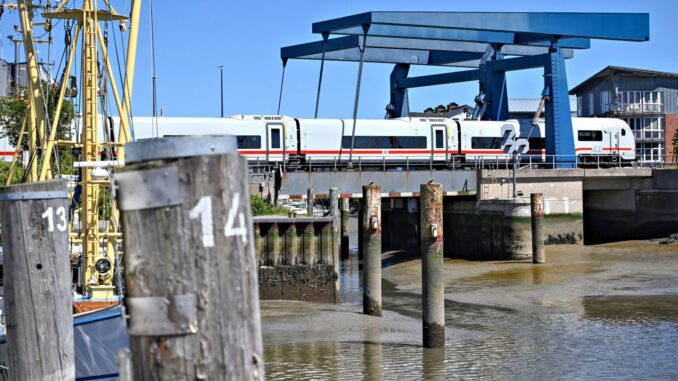 Een ICE van Deutsche Bahn passeert de klapbrug bij Husum op weg naar Westerland op Sylt.