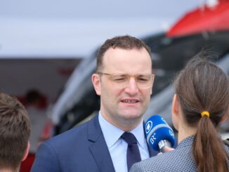CDU-politicus Jens Spahn geeft een interview aan de Duitse omroep Bayerischer Rundfunk.