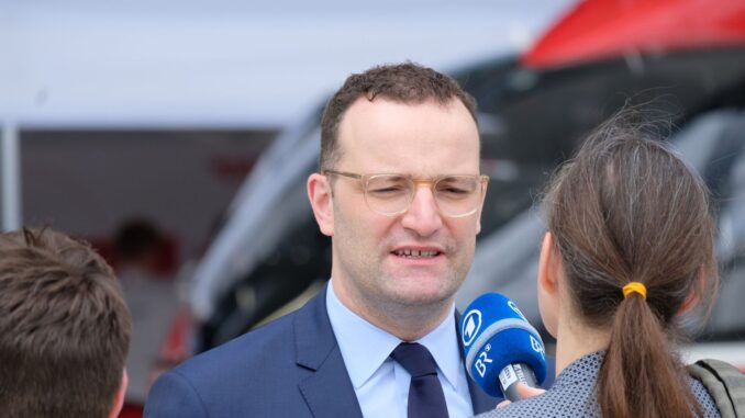 CDU-politicus Jens Spahn geeft een interview aan de Duitse omroep Bayerischer Rundfunk.