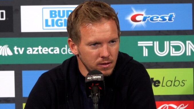 Julian Nagelsmann tijdens een persconferentie als bondscoach van Duitsland.