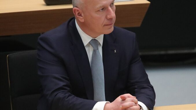 Berlijns burgemeester Kai Wegner tijdens een zitting van het Berlijnse parlement.
