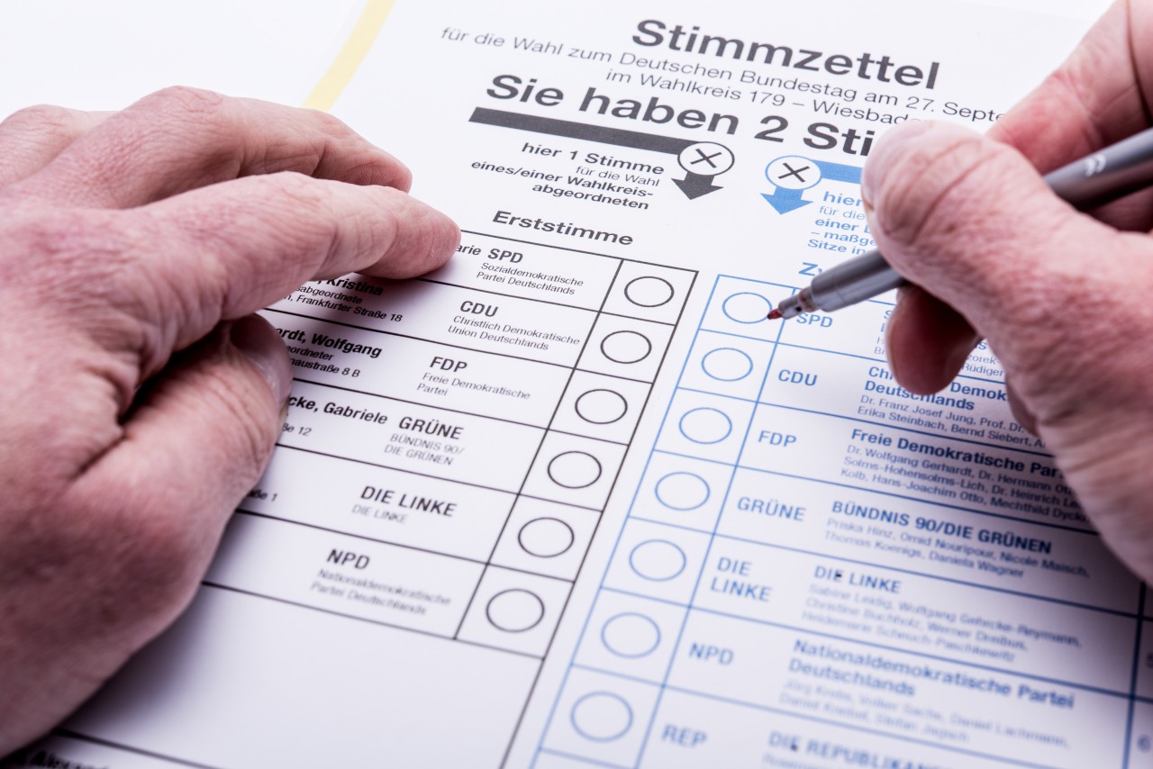 Kiezer vult een stembiljet in bij Duitse verkiezingen