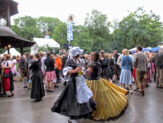 Bezoekers dansen tijdens het Kocherlball in de Englischer Garten in München.