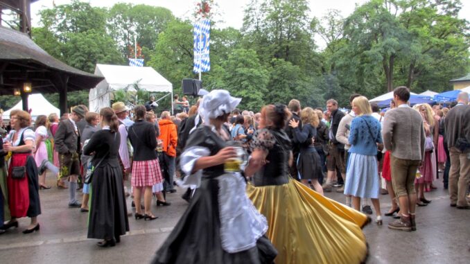 Bezoekers dansen tijdens het Kocherlball in de Englischer Garten in München.