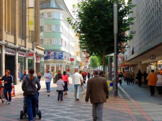 Voetgangers in een Duitse winkelstraat met winkels en winkelend publiek