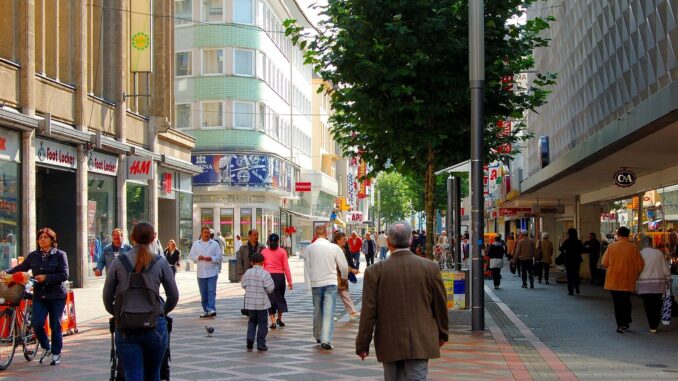 Voetgangers in een Duitse winkelstraat met winkels en winkelend publiek