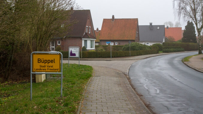 Plaatsnaambord van Büppel in het Landkreis Friesland in de Duitse deelstaat Nedersaksen.