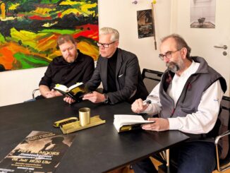 Wolfgang Eckerlein, Holger Johannes Pütz-von Fabeck en Manuel Grosser bereiden de literaire avond over Piet de Moors roman Gunzenhausen voor.