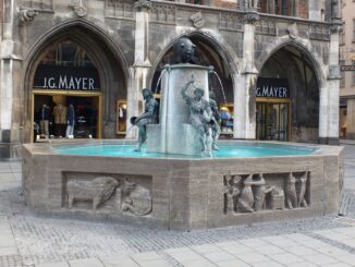 De Fischbrunnen op de Marienplatz in München. De stad heeft vanwege de aanhoudende droogte waterverboden ingevoerd en fonteinen worden uitgeschakeld.