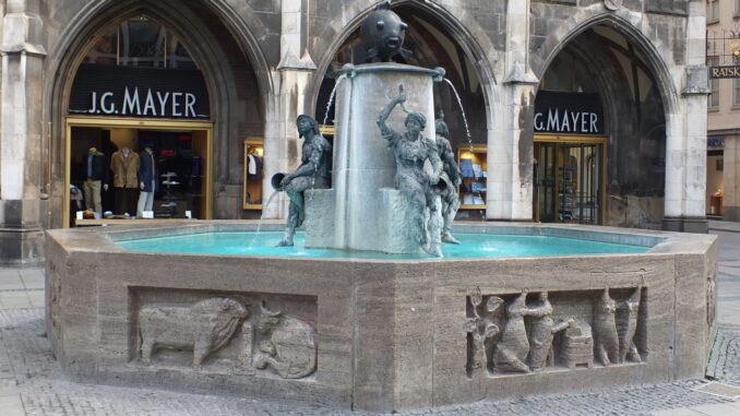 De Fischbrunnen op de Marienplatz in München. De stad heeft vanwege de aanhoudende droogte waterverboden ingevoerd en fonteinen worden uitgeschakeld.