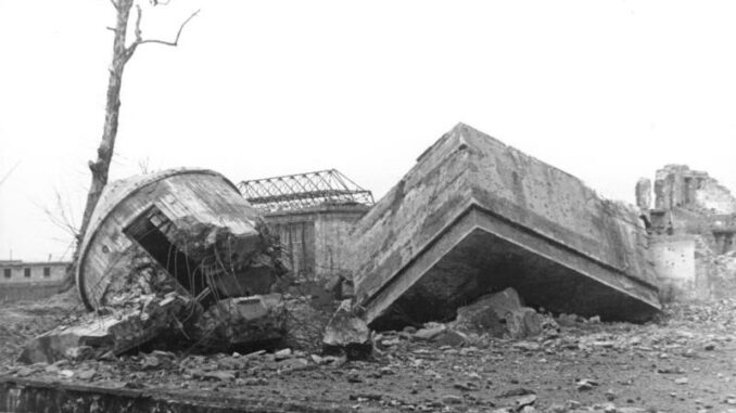 De opgeblazen resten van de bunker bij Hitlers Nieuwe Rijkskanselarij in Berlijn, gefotografeerd in 1947.