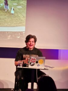 Nora Gomringer leest voor uit haar boek Am Meerschwein übt das Kind den Tod tijdens een literaire bijeenkomst in Berlijn.