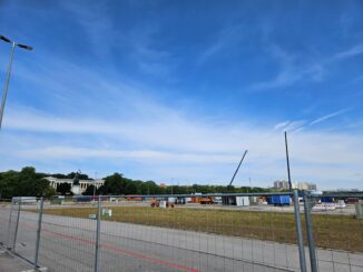 Opbouw van het Oktoberfest 2026 op de Theresienwiese in München met kranen en bouwmateriaal.