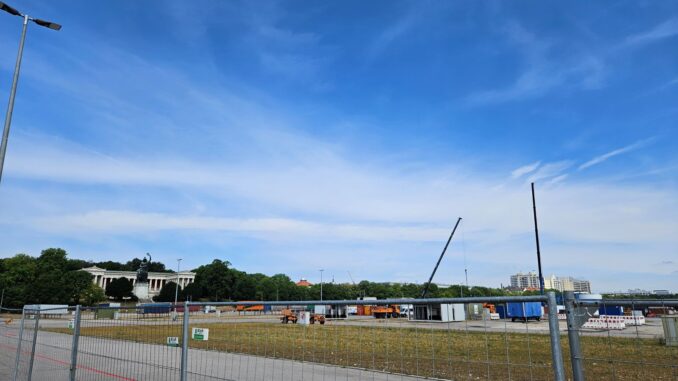 Opbouw van het Oktoberfest 2026 op de Theresienwiese in München met kranen en bouwmateriaal.