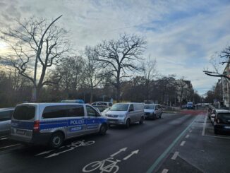 Politievoertuig in een straat in Berlijn