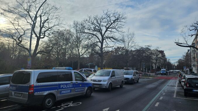 Politievoertuig in een straat in Berlijn
