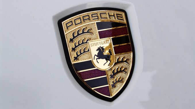 Porsche-logo op een auto