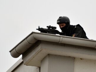 SEK-scherpschutter op een dak tijdens een grootschalige politie-inzet in Duitsland.