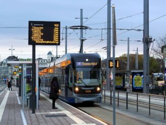 Tramhalte Goerdelerring in Leipzig, waar na de hitte herstelwerkzaamheden aan het tramnet plaatsvinden.