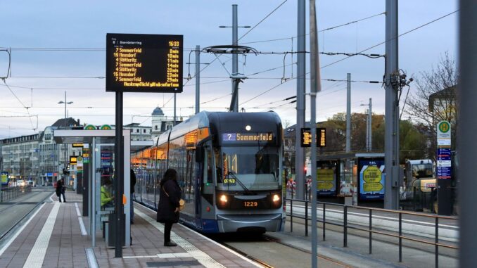 Tramhalte Goerdelerring in Leipzig, waar na de hitte herstelwerkzaamheden aan het tramnet plaatsvinden.