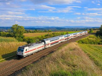 Intercity van Deutsche Bahn rijdt door Baden-Württemberg