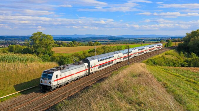 Intercity van Deutsche Bahn rijdt door Baden-Württemberg