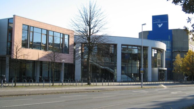 Hoofdgebouw van de Universiteit van Oldenburg, waar studenten onderzoek deden naar de WK-fancultuur.