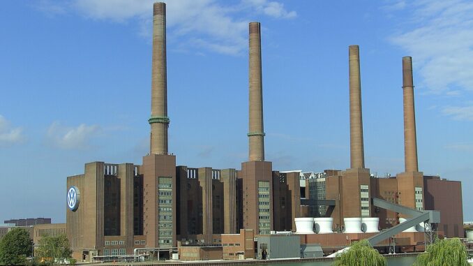 De Volkswagen-fabriek in Wolfsburg, waar het concern werkt aan een omvangrijke sanering en reorganisatie.